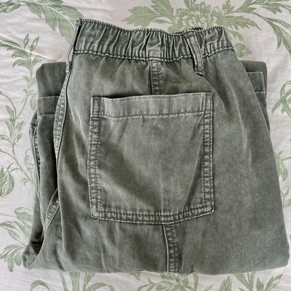 Juniors' SO® Low-Rise Distressed Wide Leg 6 Pocket Cargo Pants in Olive Forest - Picture 4 of 9